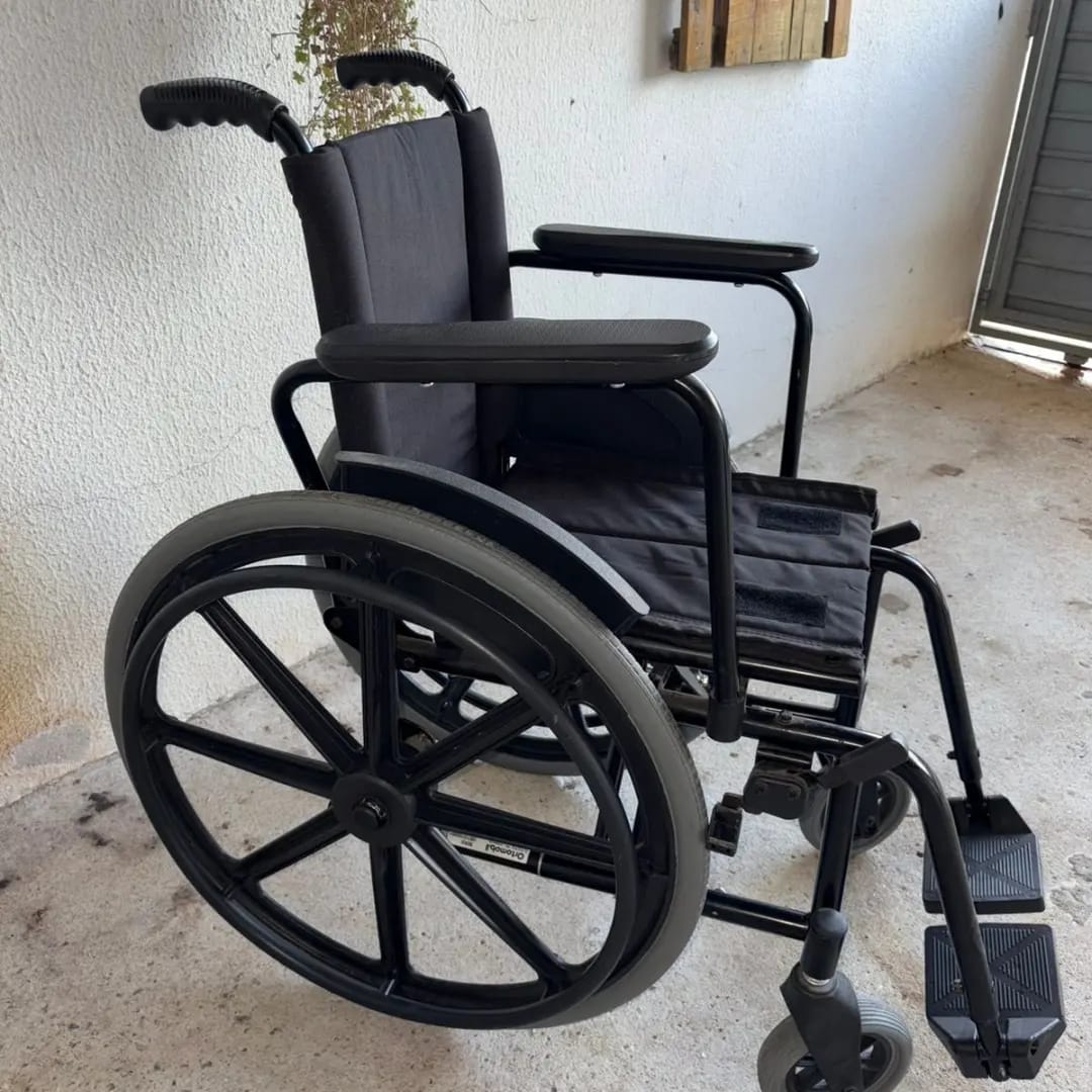 Cadeira de rodas Ortomob preta à venda