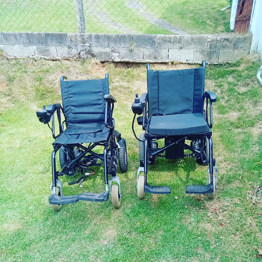 Duas cadeiras de rodas motorizadas pretas à venda