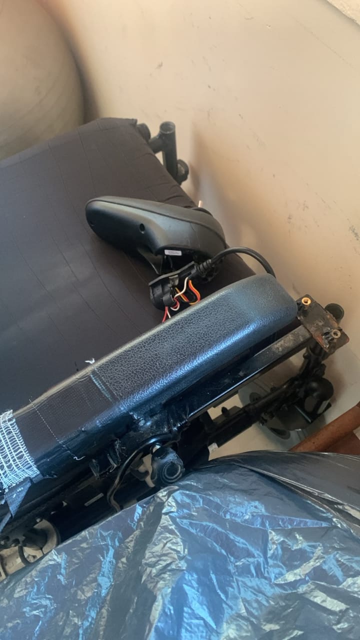 Cadeira de rodas motorizada com joystick e compartimento de bateria à venda