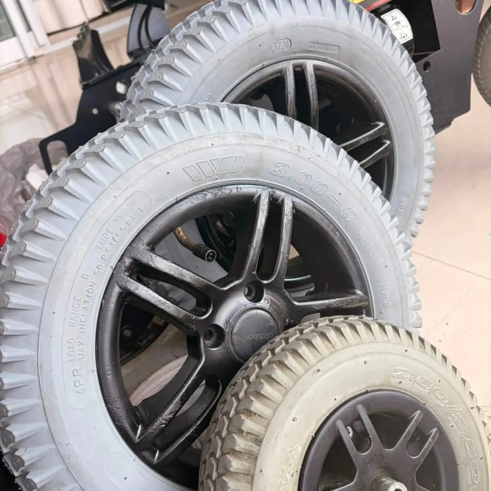 Rodas completas com pneus para reposição, em estilo de catálogo