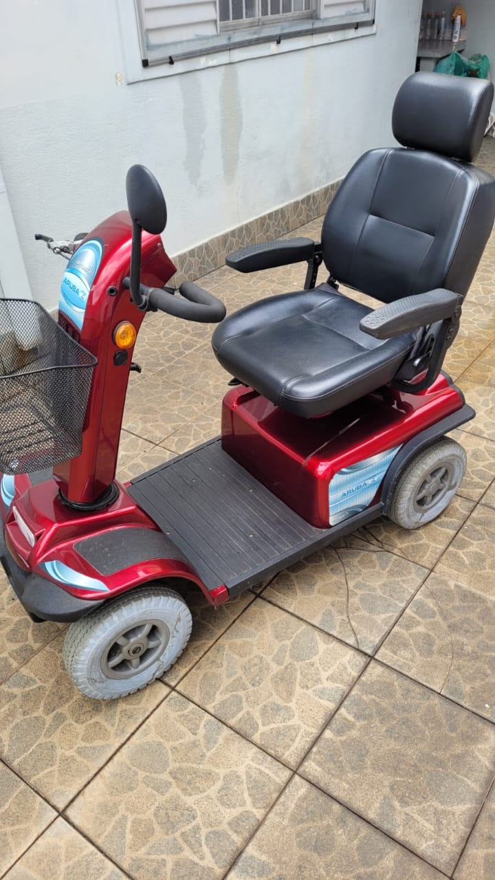 Scooter de mobilidade vermelho com cesto frontal, pronto para entrega