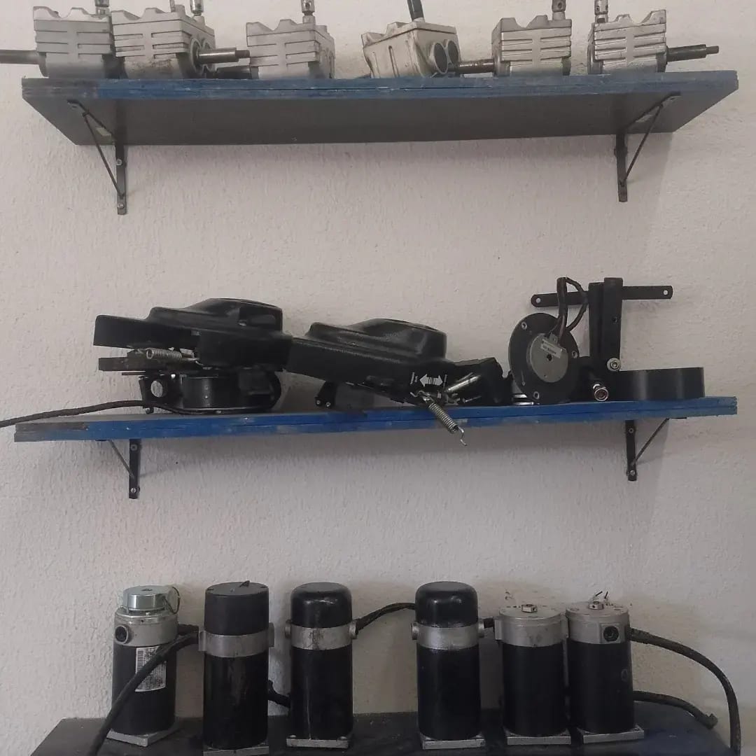 Motores e peças na prateleira da oficina