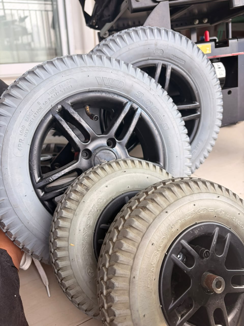Rodas e pneus para cadeira de rodas motorizada à venda