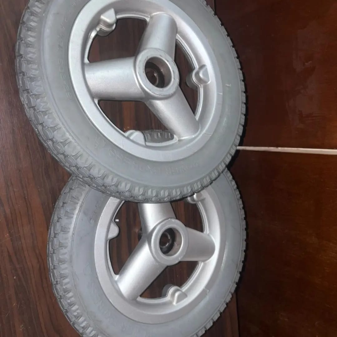Par de rodas com pneus cinza e aros de três raios à venda
